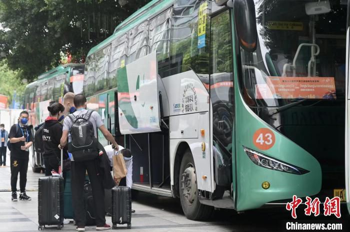 ”胡梅尔斯2008年以先租后买的方式从拜仁加盟多特，2016年3500万欧转会拜仁，2019年以3050万欧转会费回归多特。